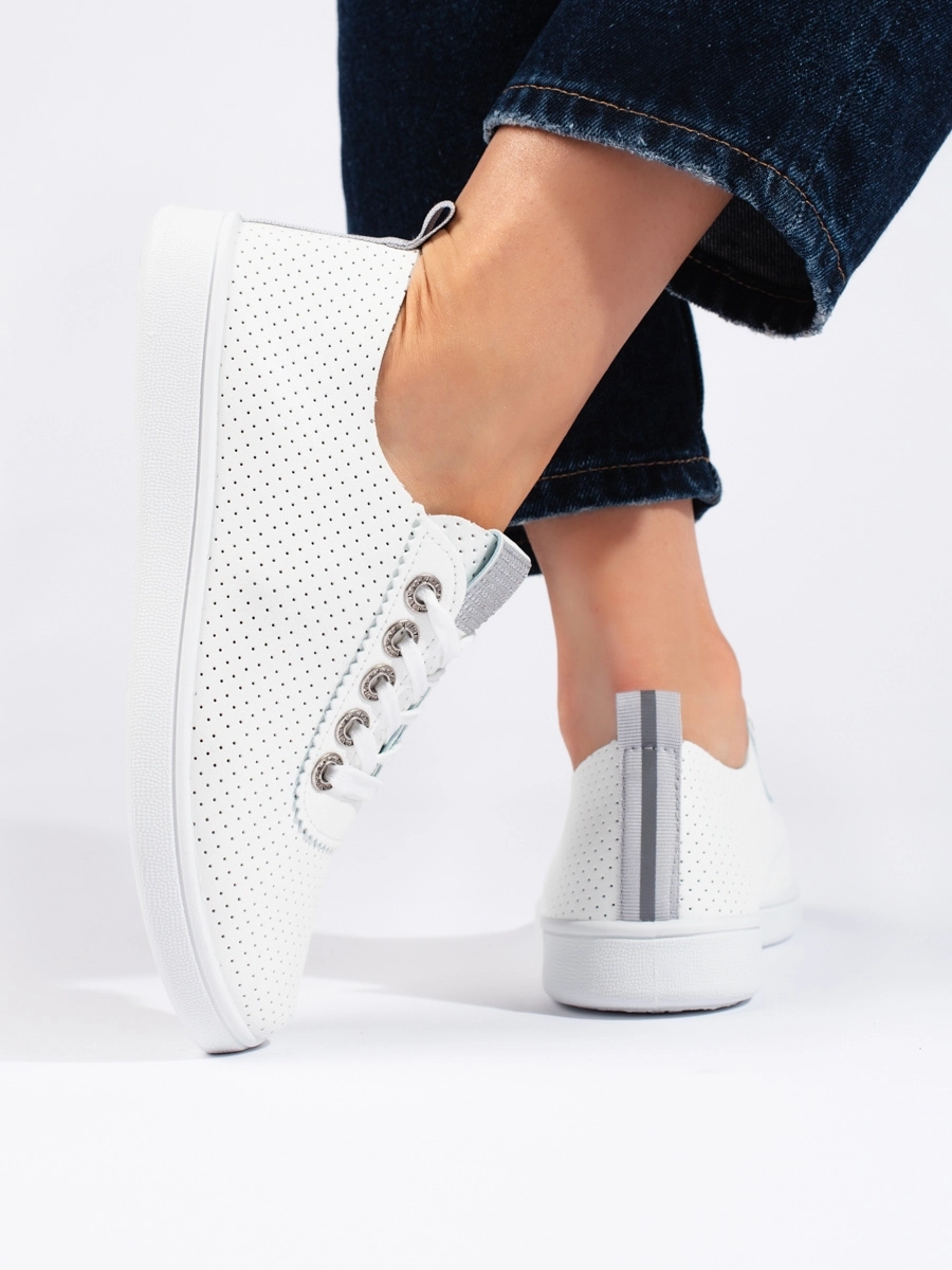 Adidași albi interesanți pentru femei fără toc
