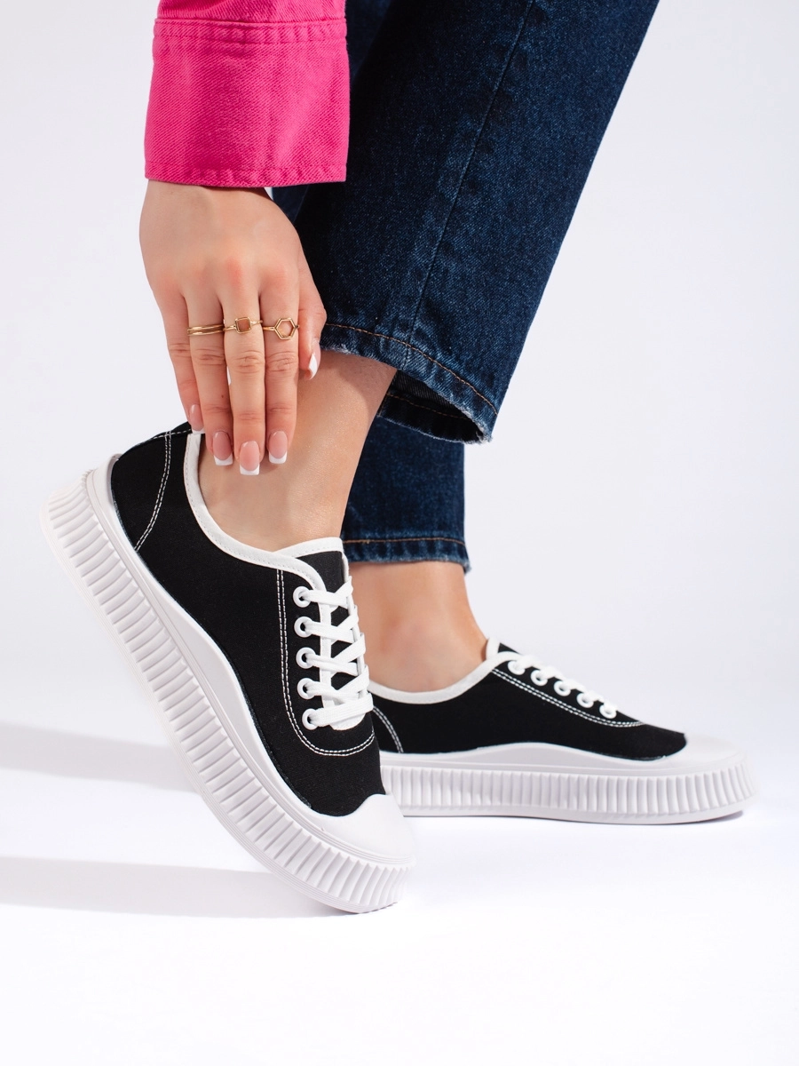 Adidași exclusiv pentru femei fără toc