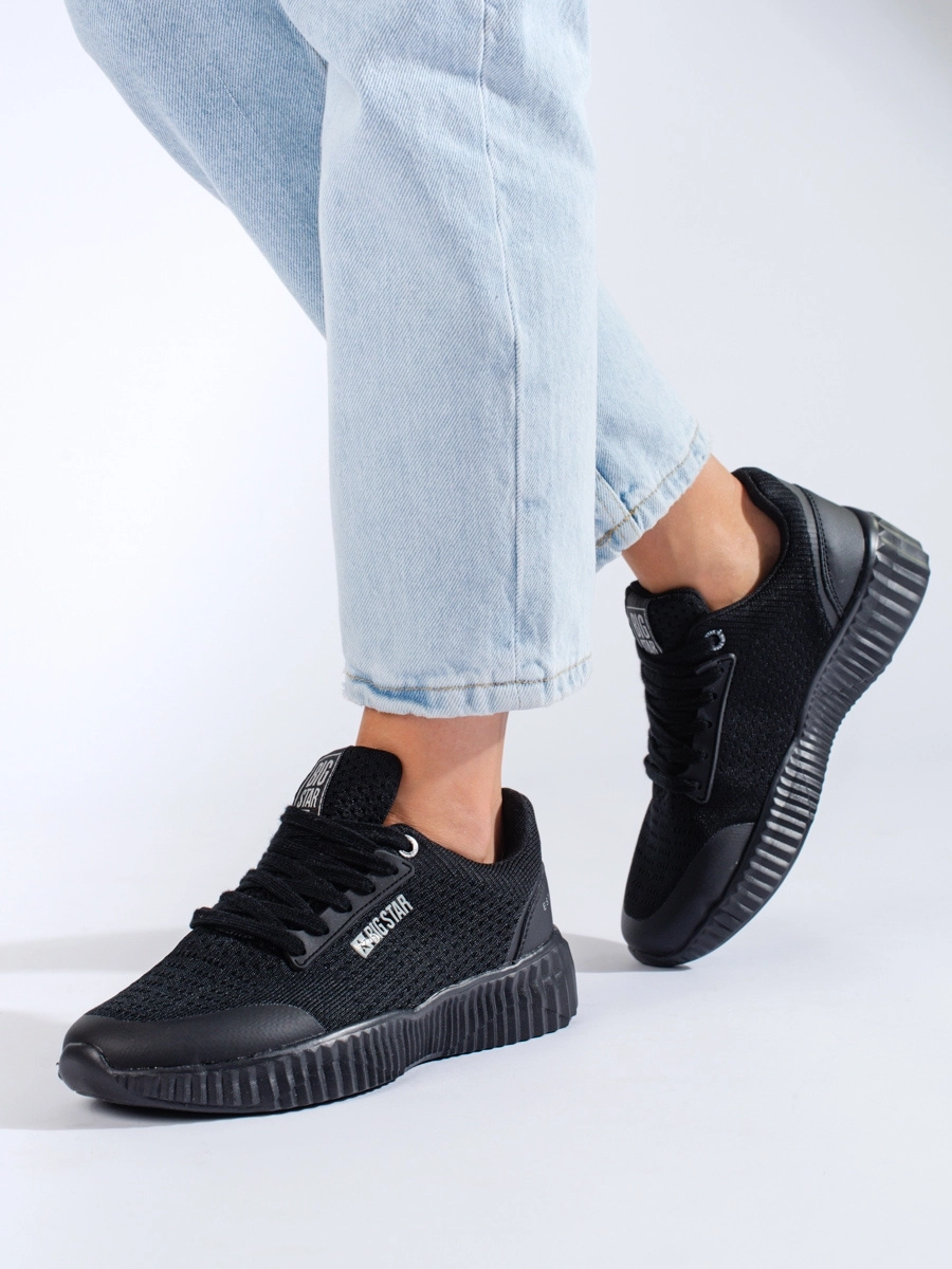 Adidași negri exclusiv pentru femei fără toc
