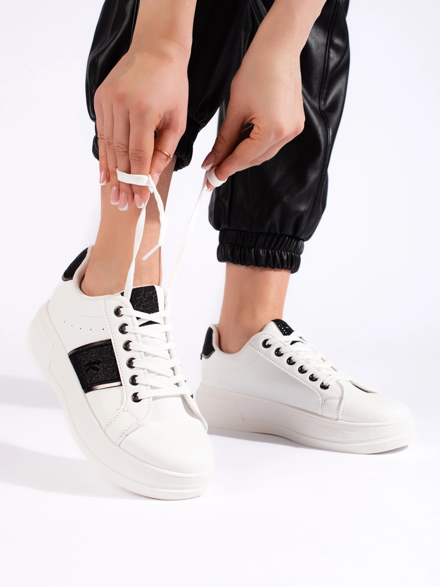 Adidași trendy pentru femei fără toc