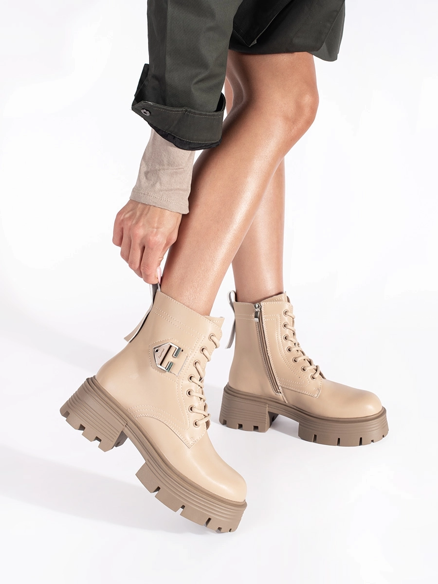 Botine la modă pentru femei bej pe platformă